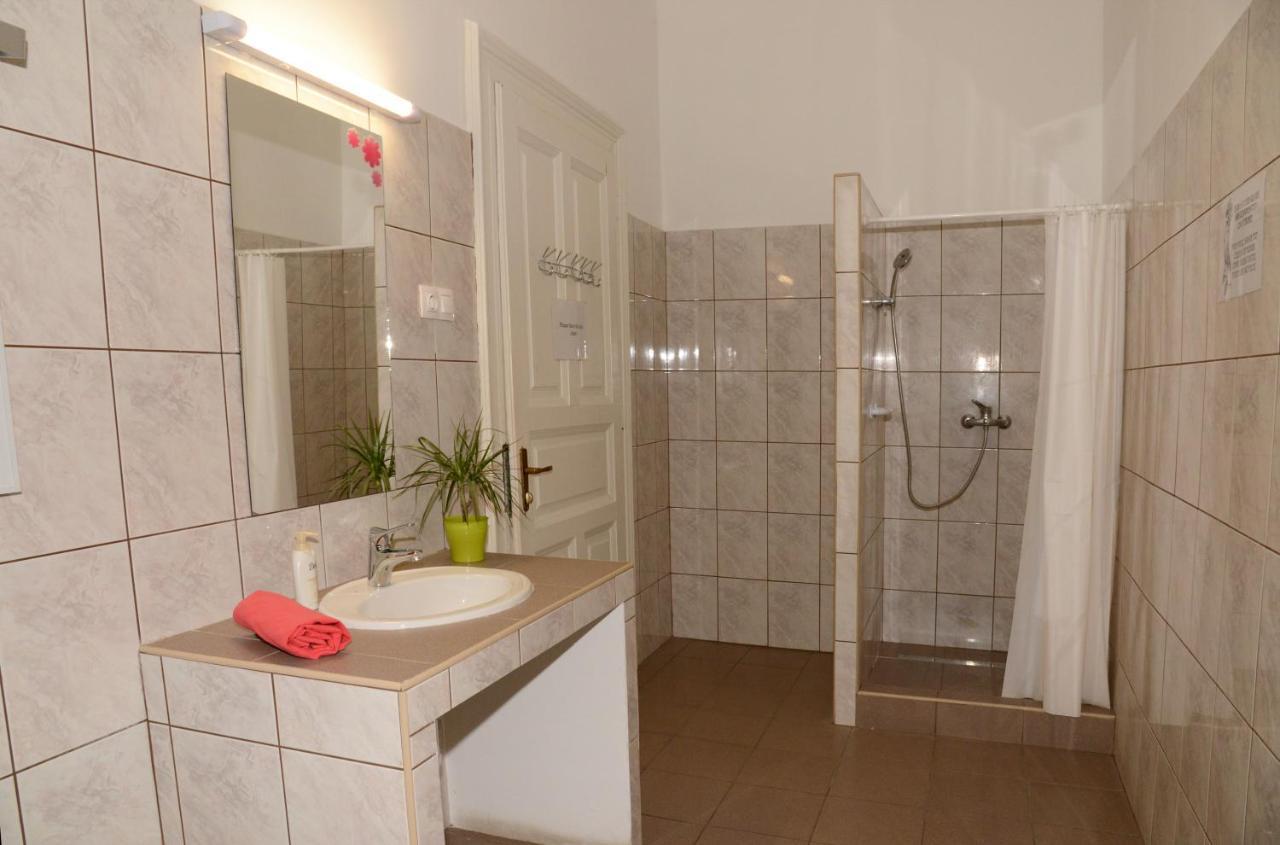 Budapest Party Hostel At Udvarom מראה חיצוני תמונה